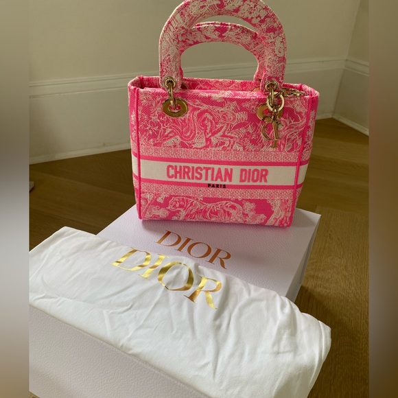 MEDIUM LADY D-LITE BAG
Pink Toile de Jouy Reverse Embroidery - Picture 11 of 14